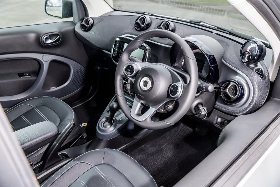Интерьер Smart EQ ForTwo Prime Coupe (C453) 2018 года  (UK) (фото 16 из 35)